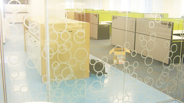 雙瀟玻璃裝飾磨砂膜質感細膩，具有良好的透光清晰性！