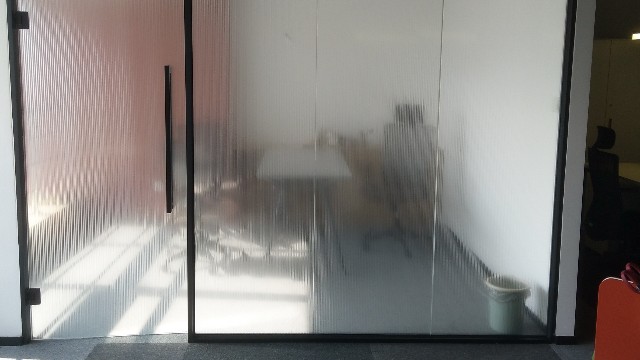 上海磨砂膜哪家好_ 如何將自然元素融入玻璃裝飾畫中？