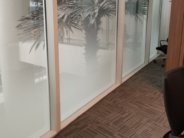 環球金融單向漸變膜案例