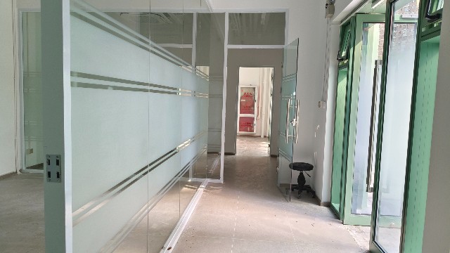 上海辦公室玻璃貼膜選擇那種材質的膜更耐用？